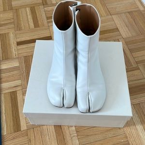 [SOLD] White Ankle Tabi Boots